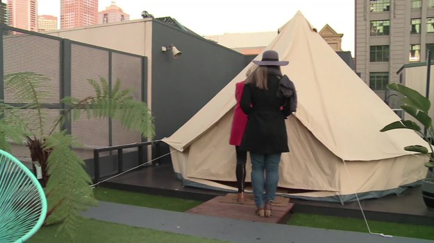 Camping w centrum miasta? Czumu nie! Na dachu jednego z domów towarowych w Melbourne rozstawiono namioty, w których goście mogą liczyć na wszelkie wygody. To tzw. „glamping”, czyli camping w stylu glamour, czyli idealna propozycja dla tych, którym znudziły się tradycyjne hotele. 