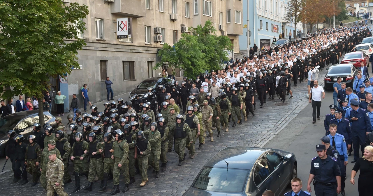 Kibice Legii eskortowani na stadion w Kijowie