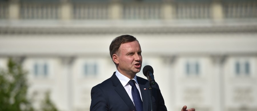 Powinny być dwa referenda - uważa prezydent Andrzej Duda. Prezydent zwróci się do Senatu, by 25 października, przy okazji wyborów parlamentarnych, Polacy odpowiedzieli na trzy pytania: dotyczące posyłania sześciolatków do szkół, podwyższenia wieku emerytalnego i prywatyzacji Lasów Państwowych. Wcześniej - 6 września, zgodnie z inicjatywą prezydenta Komorowskiego, odbędzie się referendum dotyczące kwestii jednomandatowych okręgów wyborczych, sposobu finansowania partii politycznych i wprowadzenia zasady ogólnej rozstrzygania wątpliwości, co do wykładni przepisów prawa podatkowego na korzyść podatnika. 