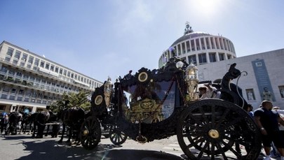 Płatki róż zrzucane z helikoptera, orszak przestępców. Tak żegnano mafioza