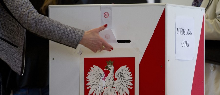 Wybory parlamentarne i referendum będą miały raz liczoną frekwencję - tak twierdzi w rozmowie z RMF FM szefowa Krajowego Biura Wyborczego Beata Tokaj. Oczywiście o ile na przeprowadzenie plebiscytu wraz z wyborami parlamentarnymi 25 października zgodzi się Senat. Zdaniem Tokaj, należy rozważyć również ujednolicenie czasu głosowania w obu wyborach od 6:00 do 22:00. Najpierw decyzja Senatu, potem KBW - zaznacza.