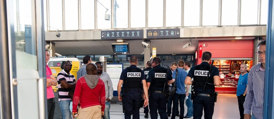 Prezydent USA Barack Obama pogratulował "odwagi i szybkiej orientacji" pasażerom pociągu TGV we Francji, w tym  dwóm żołnierzom amerykańskim. Żołnierze obezwładnili napastnika, który zranił 3 osoby. „Bohaterski czyn dwóch amerykańskich żołnierzy!”, „Udaremnili atak terrorystyczny! Bez nich doszłoby do masakry!” - tak francuska prasa komentuje to, co wydarzyło się w jadącym z Amsterdamu do Paryża ekspresie „Thalys”.