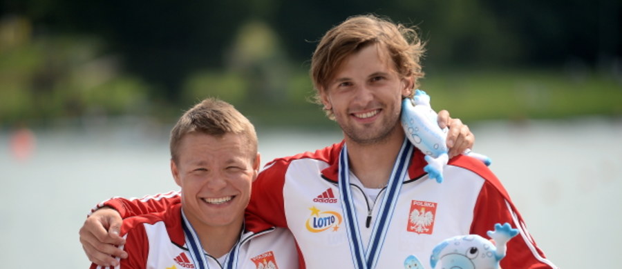 Na pięć polskich ekip tylko jedna zdobyła medal w sesji przedpołudniowej mistrzostw świata w kajakarstwie w Mediolanie. W nieolimpijskiej konkurencji kanadyjkowych dwójek (C2) 500 m srebro wywalczyli Wiktor Głazunow i Vincent Słomiński.