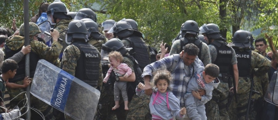 Tysiące imigrantów przedarły się do Macedonii z Grecji – poinformował obecny na miejscu reporter agencji Reuters. Imigrantom udało się sforsować granicę mimo jej obstawienia przez policję. 