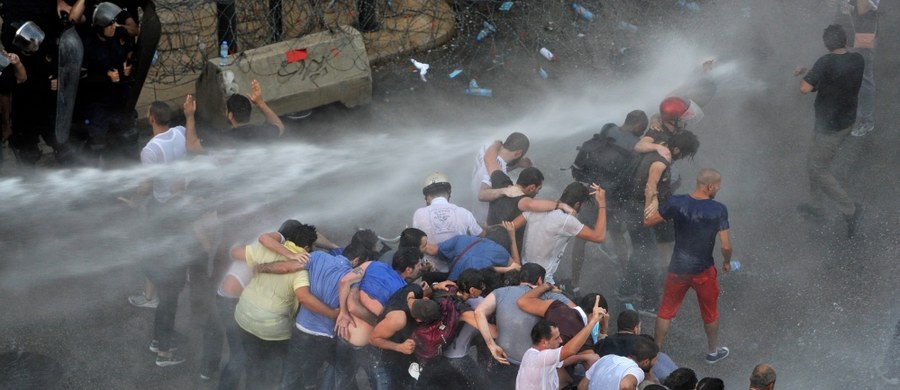 Co najmniej 16 osób zostało rannych w stolicy Libanu Bejrucie w starciach między policją a tysiącami demonstrantów, którzy domagali się rozwiązania kryzysu śmieciowego i ustąpienia rządu. Policja użyła gazu łzawiącego i armatek wodnych; strzelano w powietrze. Kilka dni temu minister zdrowia ostrzegł, że kraj stoi w obliczu katastrofy zdrowotnej.