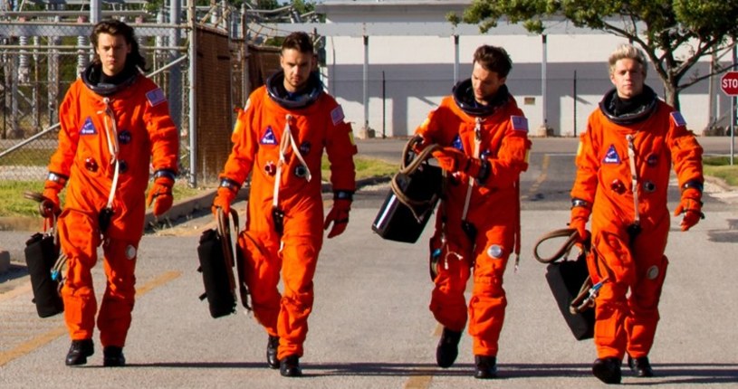 Na ten teledysk czekało sporo nastolatek. 21 sierpnia do sieci trafił nowy klip One Direction – "Drag Me Down" – nakręcony w siedzibie NASA Johnson Space Center.