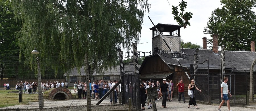 Muzeum Auschwitz przeżywa prawdziwe oblężenie. W zeszłym roku było tam ponad 1,5 mln osób. W tym roku od stycznia do lipca kasy muzeum wydały już ponad milion kart wstępu – informuje „Gazeta Wyborcza”.