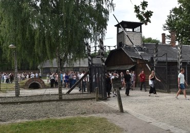 „Gazeta Wyborcza”: Stacze w kolejce do Muzeum Auschwitz