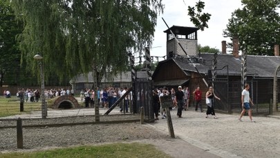 „Gazeta Wyborcza”: Stacze w kolejce do Muzeum Auschwitz
