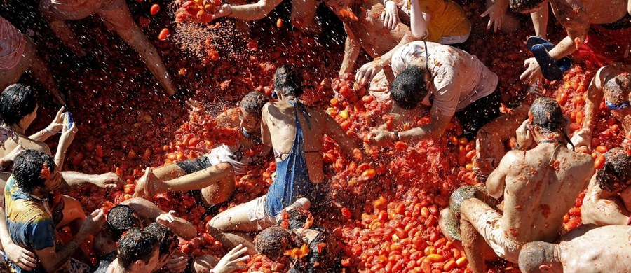 „La Tomatina” to święto w hiszpańskiej miejscowości Buñol, podczas którego uczestnicy obrzucają się nawzajem pomidorami. To właśnie to wydarzenie jest dziś motywem w Google Doodle.
