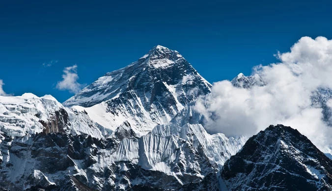 Himalaista wyrusza na Mount Everest. To pierwsze wejście po trzęsieniu ziemi