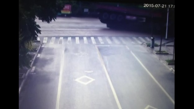 Oto dramatyczne nagranie przedstawiające groźny wypadek w Chinach. Samochód osobowy uderzył w ciężarówkę wiozącą cegły. W chwili uderzenia z naczepy ciężarówki wypadło tysiące cegieł. Na szczęście nikomu nic się nie stało.  

