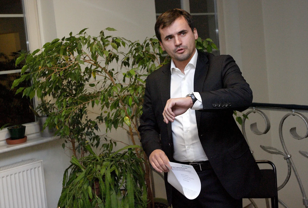 Marcin Dubieniecki - na razie - nie wyjdzie za kaucją. Sąd uwzględnił wniosek prokuratory i wstrzymał możliwość opuszczenia aresztu przez znanego trójmiejskiego adwokata. Taką informację przekazał prokurator Piotr Kosmaty z Prokuratury Apelacyjnej w Krakowie. W środę sąd w Krakowie zdecydował, że adwokat nie trafi do aresztu, jeśli wpłaci 600 tysięcy złotych kaucji. 