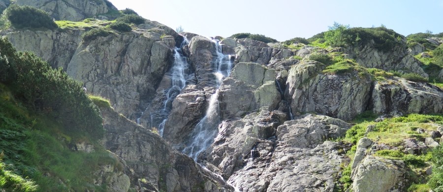 Susza dotarła także w Tatry. Turyści alarmują, że nawet największy polski wodospad - Siklawa w Dolinie Pięciu Stawów Polskich cieknie jedynie cienką strużką. 
