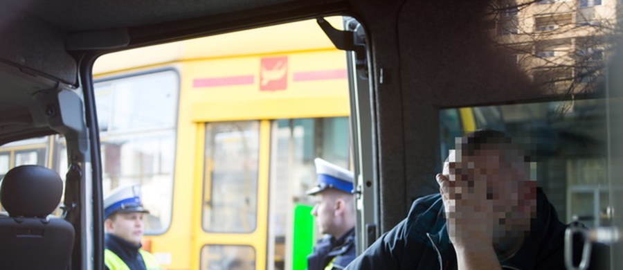 Na 13,5 roku więzienia łódzki sąd skazał 36-letniego motorniczego, który prowadził tramwaj po pijanemu i na przejściu dla pieszych zabił 3 kobiety. Piotr M. nie będzie też mógł prowadzić pojazdów. Dramatyczne wydarzenia rozegrały się na skrzyżowaniu ulic: Piotrkowskiej i Brzeźnej w Święto Trzech Króli ubiegłego roku. 