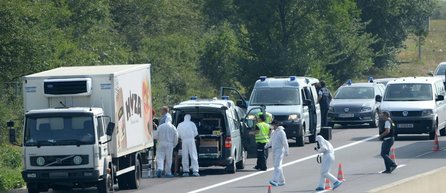 W ciężarówce zaparkowanej przy autostradzie A4 nieopodal austriackiej miejscowości Parndorf znaleziono kilkudziesięciu martwych uchodźców. Prawdopodobnie wszyscy udusili się.