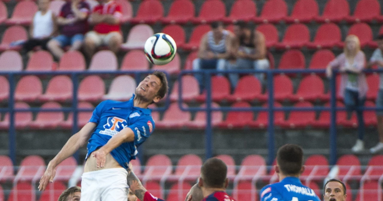 Kasper Haemaelaeinen ("główkuje") w meczu Videoton - Lech