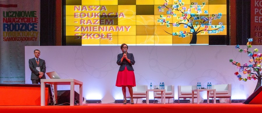 "W budżecie nie ma środków, które umożliwiałyby przyznanie podwyżek nauczycielom w 2016 roku" - oświadczyła minister edukacji narodowej Joanna Kluzik-Rostkowska. Oceniła też, że system wynagradzania nauczycieli należy zmienić tak, by najlepsi z nich zarabiali najwięcej.