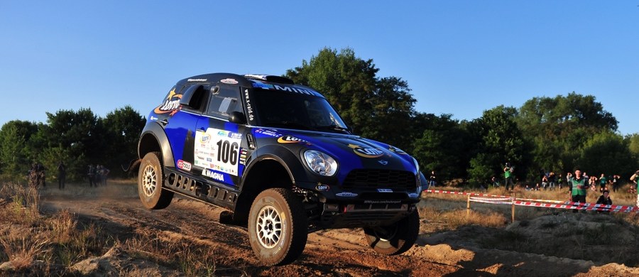 Krzysztof Hołowczyc wygrał obydwa odcinki specjalne na poligonie drawskim i prowadzi w rajdzie Lotto Baja Poland, ósmej eliminacji Pucharu Świata cross country. Polski kierowca ma blisko 6,5 min. przewagi nad Katarczykiem Nasserem Al-Attiyahem.