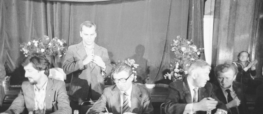 30 sierpnia 1980 r. w świetlicy Stoczni Szczecińskiej im. Adolfa Warskiego władze komunistyczne podpisały porozumienie z przedstawicielami strajkujących załóg regionu, co zakończyło strajki na Pomorzu Zachodnim. Dokument przeszedł do historii pod nazwą Porozumienia Szczecińskiego. W pierwszym punkcie mówił o powołaniu samorządnych związków zawodowych.