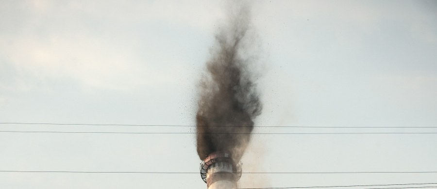 Spektakularna eksplozja w Łodzi. Mierzący 140 metrów wysokości żelbetowy komin dawnego zakładu energetyki cieplnej przy ul. Demokratycznej w ciągu kilku sekund zniknął z powierzchni ziemi. 