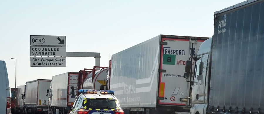 Marynarze zakończyli w nocy blokadę portu we francuskim Calais. Ich protest trwał kilka godzin. Wznowiono kursowanie promów. Mogą mieć jednak opóźnienia. Na przeprawę do Wielkiej Brytanii czekały setki pasażerów. 