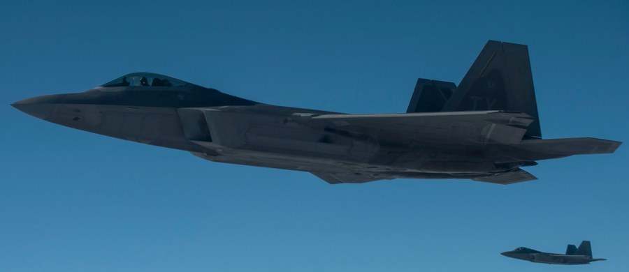 Rosyjski ekspert wojskowy porównał przerzucenie przez USA myśliwców F-22 do Europy i przygotowanie do ich przyjęcia różnych lotnisk w krajach NATO do postępowania hitlerowskich Niemiec przed atakiem na ZSRR w czerwcu 1941 roku. Płk Musa Chamzatow, którego przytacza rosyjska "Niezawisimaja Gazieta", ostrzegł, że taka "świadoma eskalacja sytuacji na Starym Kontynencie do niczego dobrego nie doprowadzi". Ekspert wyjaśnił, że "Rosja dysponuje potencjałem wojskowym pozwalającym na zneutralizowanie takiego zagrożenia lotniczego ze strony USA i innych krajów NATO".