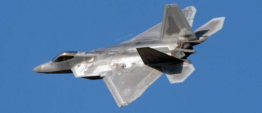 Dwa F-22 Raptor - najdroższe i najnowocześniejsze myśliwce na świecie - wylądowały na lotnisku 32. Bazy Lotnictwa Taktycznego w Łasku w Łódzkiem. Ich pobyt związany jest z przybyciem do Polski nowego komponentu rotacyjnego Sił Powietrznych USA, złożonego z mniej więcej 370 amerykańskich żołnierzy.