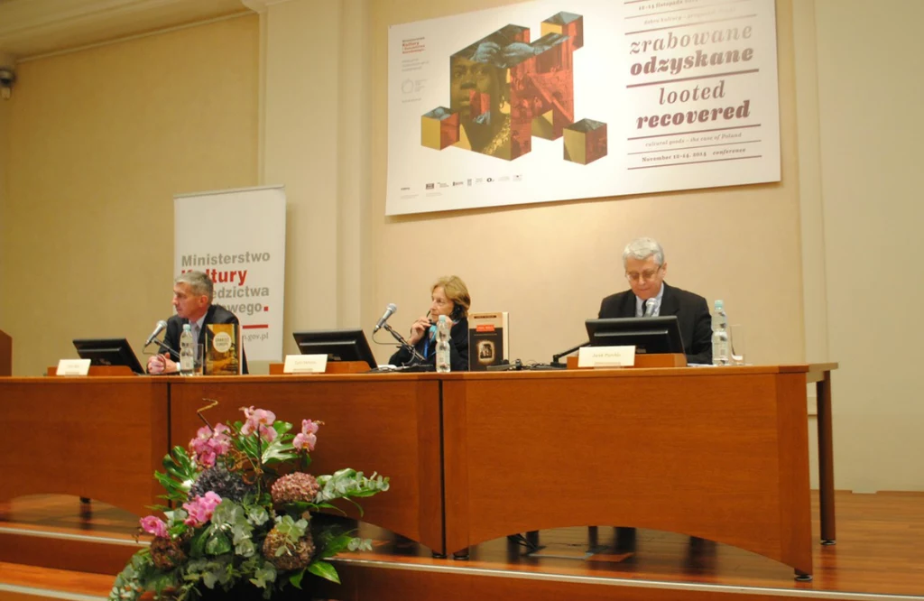 Lynn Nicholas (w środku). Międzynarodowa konferencja "Zrabowane - odzyskanie" w MCK