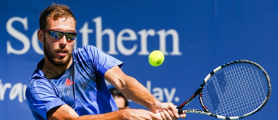 Jerzy Janowicz już na pierwszej rundzie zakończył udział w tegorocznej edycji wielkoszlemowego turnieju tenisowego US Open. Polak przegrał w Nowym Jorku z Hiszpanem Pablo Carreno Bustą 3:6, 6:4, 2:6, 4:6. Wcześniej w "polskim" meczu w grze pań Magda Linette pokonała natomiast Urszulę Radwańską 7:6 (7-3), 6:1. Jej kolejną rywalką będzie starsza z sióstr, rozstawiona z "15" Agnieszka Radwańska.