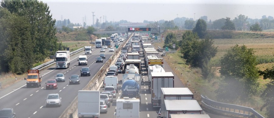 Zagraniczni kierowcy we Włoszech uchylają się od płacenia za przejazd autostradą - wynika z przedstawionych danych. W ciągu 4 lat liczba takich przypadków wzrosła o blisko 30 procent. Kierowcy nie powinni jednak czuć się bezkarni - podkreśla zarząd autostrad.