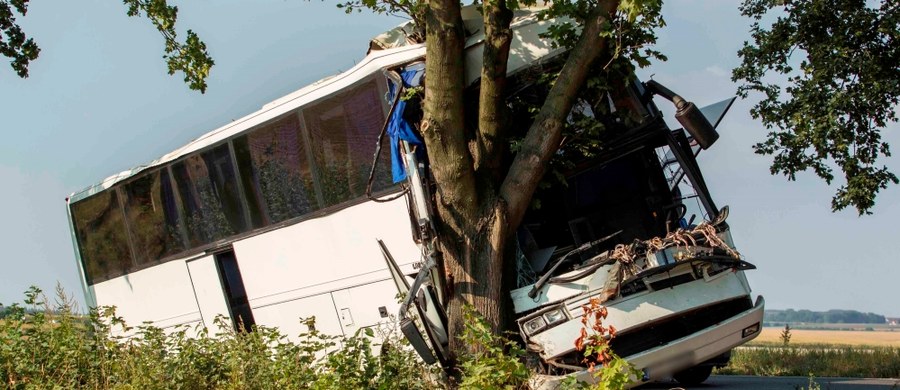 Jedna osoba zginęła, 13 zostało rannych w wypadku autobusu, do którego doszło w pobliżu Kazanowa na Dolnym Śląsku. Nad ranem pojazd wypadł z drogi i uderzył w drzewo. 