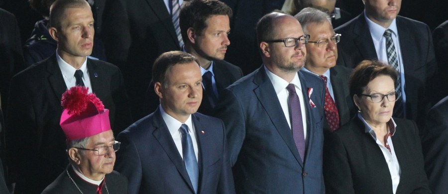 Prezydencko-rządowa koabitacja zapowiada się na tyleż krótką, co gorącą. Nie minął jeszcze miodowy miesiąc prezydentury Andrzeja Dudy, a już stosunki na linii duży-mały pałac skrzą się od uszczypliwości i jeżą rafami. Obie strony zdają się mieć w tym swój interes, a mnożenie złośliwości, przytyki i potęgowanie napięcia doskonale temu interesowi służą. 