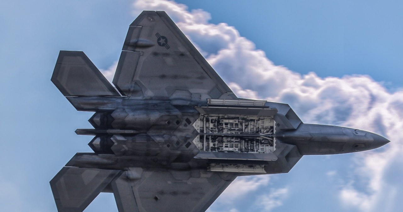 Samolot Raptor F-22 Raptor - najnowocześniejszy myśliwiec na świecie - GeekWeek w ...