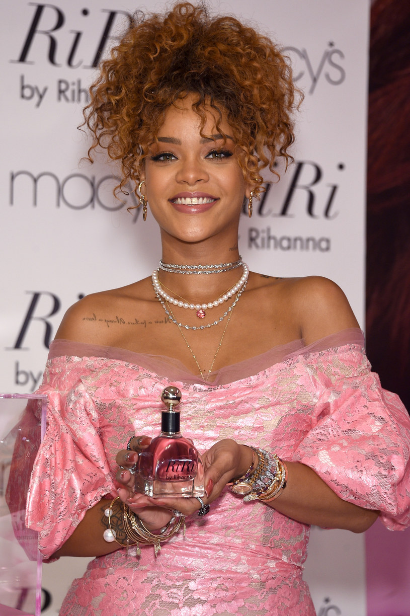 W poniedziałek (31 sierpnia) Rihanna zaprezentowała swoje nowe perfumy - Riri by Rihanna. Nie obyło się jednak bez kontrowersji. Do domu towarowego, gdzie miała miejsce prezentacja, wtargnęła grupka osób, które zaatakowały słownie wokalistkę z powodu noszenia przez nią futer ze zwierząt. 
