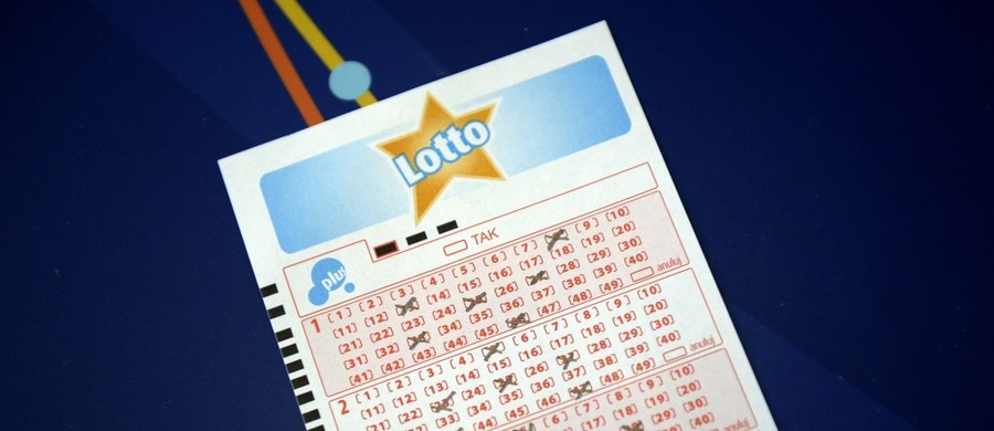 Szczęśliwiec, który 22 sierpnia wygrał w Lotto 35 mln zł, nie zgłosił się jeszcze do Totalizatora Sportowego po odbiór nagrody. Kupon kupił w kolekturze w Ziębicach na Dolnym Śląsku.