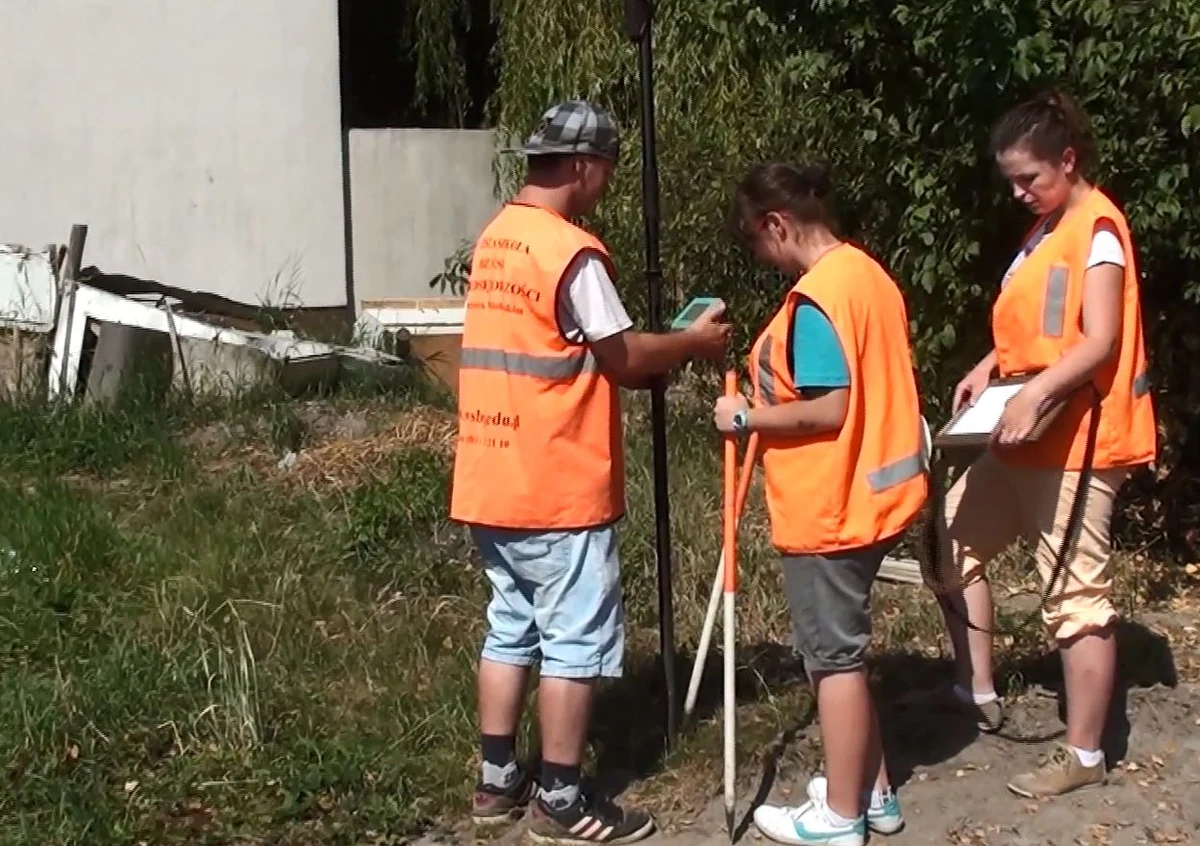 Nad budową domu dla pana Grzegorza, ojca samotnie opiekującego się pięciorgiem dzieci, niemal od samego początku czuwała Ewa Piskorz z Szydłowca. To ona między innymi koordynowała prace podczas rozbiórki starego domu. Była na miejscu również, gdy rozpoczęto stawianie nowego budynku. 