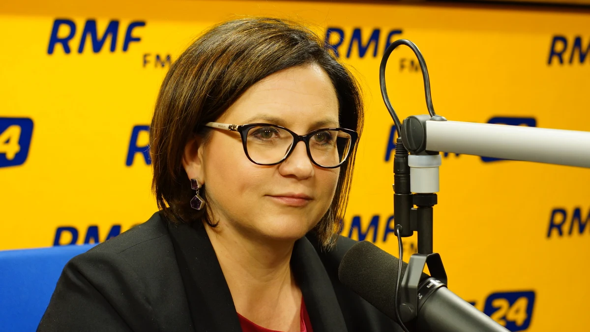 „Prezydent spełni swoją obietnicę i złoży dwa projekty ustaw. Będziemy chcieli to zrobić we wrześniu” – mówi w Kontrwywiadzie RMF FM szefowa Kancelarii Prezydenta Małgorzata Sadurska. „To projekt ustawy o obniżeniu wieku emerytalnego i podniesienie kwoty wolnej od podatku” – dodaje. Pytana o to, co wydarzyło się na Westerplatte, odpowiada: „Ze strony pana prezydenta nie ma żadnego napięcia. Kiedy prezydent wychodził, to skinienie głową było, szkoda, że pani premier była wtedy odwrócona plecami” – komentuje Sadurska. Prezydent ma żal do premier? „To Ewa Kopacz może mieć żal do prezydenta, że wygrał wybory” – mówi gość Kontrwywiadu. Minister pytana o spotkanie Duda-Kopacz odpowiada: „Na razie prezydent spotyka się z tymi ministrami, których kompetencje należą również do prerogatyw prezydenta”. Na pytanie o to, czy referendum zaproponowane przez prezydenta Dudę dojdzie do skutku, odpowiada: „Dopóki piłka w grze, to wszystko może się zdarzyć”. „Jeżeli PO nie chce zauważyć 6 mln podpisów pod wnioskami referendalnymi, to mnie jest tylko z tego powodu przykro” – dodaje. 