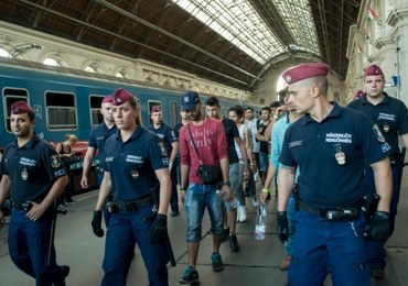 Węgrzy dali za wygraną. Imigranci wyruszyli do Austrii