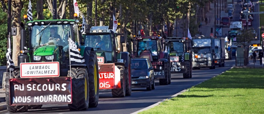 Blisko 2 tysiące traktorów dojechało do Paryża, by zablokować stołeczną obwodnicę i część ważnych ulic. Ma to sparaliżować ruch we francuskiej stolicy i spowodować gigantyczne korki. Rolnicy robią to, by sprzeciwić się wysokim podatkom i niskim cenom na swoje produkty.