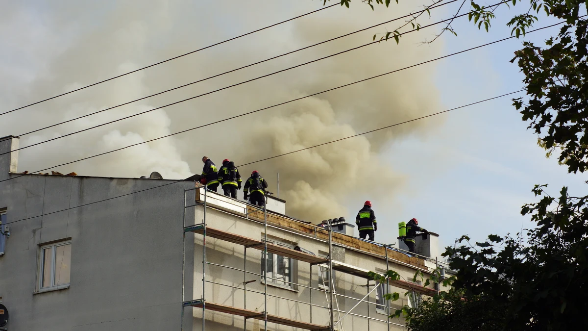 Kłęby dymu nad Warszawą. Strażacy dogaszają pożar budynku wielorodzinnego na Pradze Południe. Jego mieszkańcy są ewakuowani przez okna i rusztowanie. 
