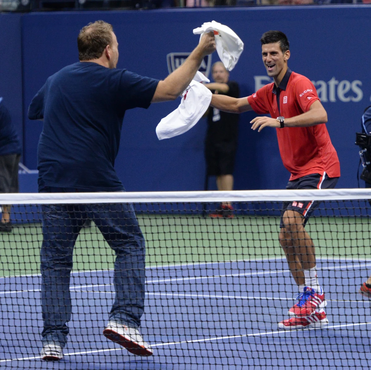Novak Djokovic, grający w roli turniejowej "jedynki" pokonał Austriaka Andreasa Haider-Maurera 6:4, 6:1, 6:2 i awansował do trzeciej rundy wielkoszlemowego turnieju tenisowego US Open w Nowym Jorku. Tuż po zakończeniu meczu zaprosił na kort kibica, z którym zaprezentował próbkę umiejętności tanecznych. Zobaczcie sami!