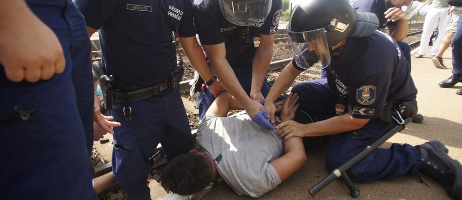 Mimo nakazów węgierskiej policji wielu uchodźców odmówiło opuszczenia pociągu do Sopronu przy granicy z Austrią, który został zatrzymany w Bicske niedaleko Budapesztu. Policja zdementowała z kolei agencyjne doniesienia, że przy użyciu pałek usunęła z dworca dziennikarzy i ogłosiła stację "strefą operacyjną".