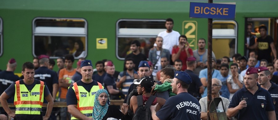 Coraz gorsza staje się sytuacja uchodźców uwięzionych od wczoraj w pociągu na węgierskiej stacji Bicske. Ludzie są na skraju wytrzymałości. Nie mogą wyjść poza peron, który szczelnie obstawiła węgierska policja. 