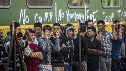 Węgry: 300 uchodźców uciekło z obozu, ponad 2000 grozi buntem