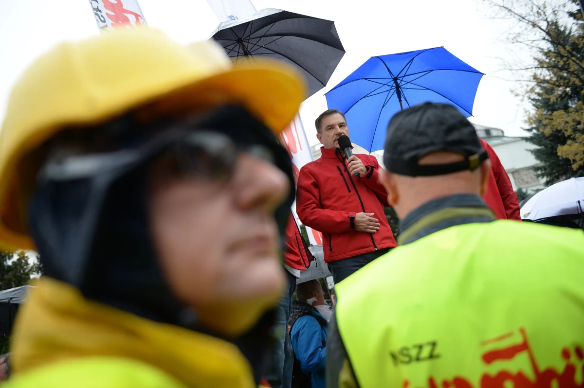 PO i PSL nie uszanowały prezydenta Andrzeja Dudy i woli 6 milionów obywateli w sprawie referendum. To skandal, to niedopuszczalne, senatorowie PO, my was za to rozliczymy - mówił w na wiecu w Warszawie szef Solidarności Piotr Duda chwilę po tym, jak Senat nie zgodził się na referendum.