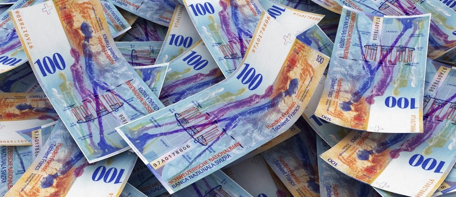 Koszty przewalutowania kredytów frankowych w połowie będą ponosić banki, a w połowie kredytobiorcy - taką poprawkę do "ustawy o frankowiczach" przyjął Senat. W sejmowej wersji ustawy aż 90 procent tych kosztów miały ponosić banki, a tylko 10 procent frankowicze. Teraz ustawa wróci do Sejmu.