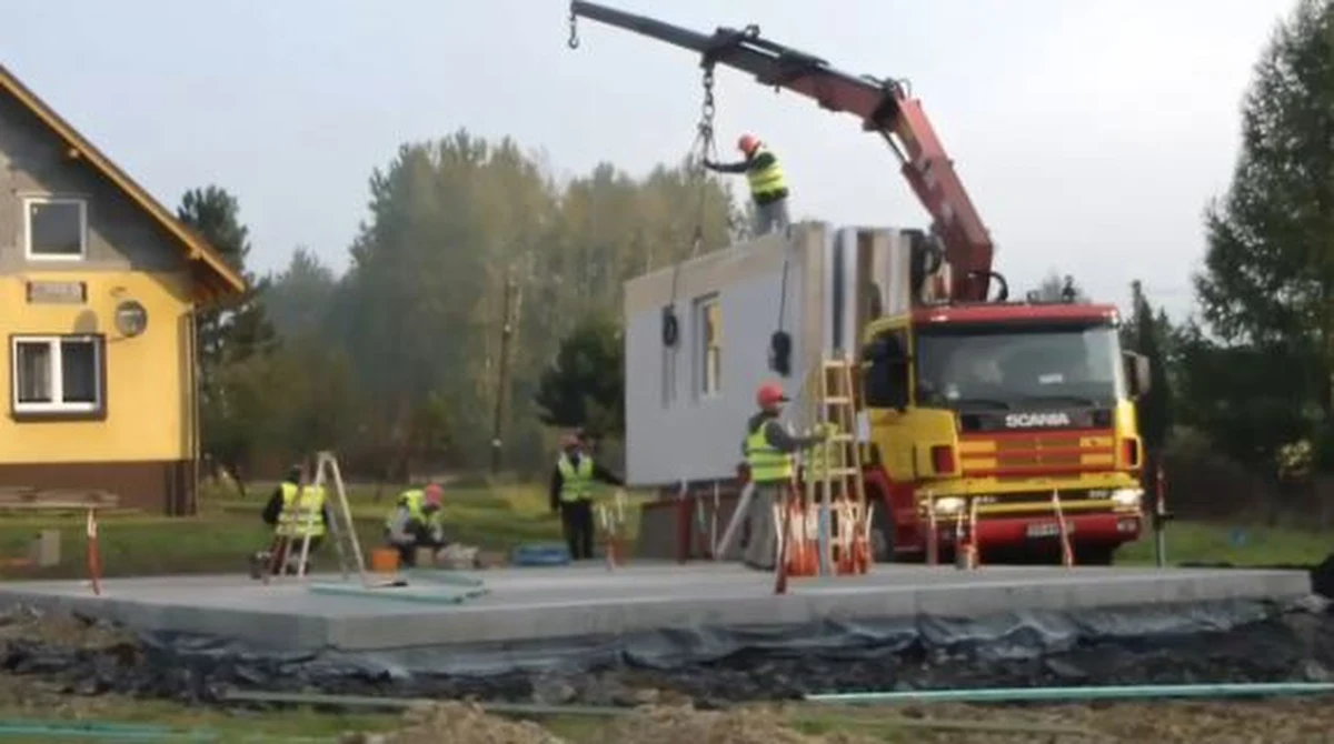 "To dom, który nie wymaga dużego zaangażowania inwestora. Budynek może stanąć nawet w siedem dni. Zdarzało się, że inwestor wyjeżdżał na wakacje, wracał, a na niego czekał nowy dom" – mówi prezes firmy SPOMET Krzysztof Jakubiec. To właśnie firma z Bielska-Białej zaproponowała projekt i wykonanie domu dla pana Grzegorza z Szydłowca.
