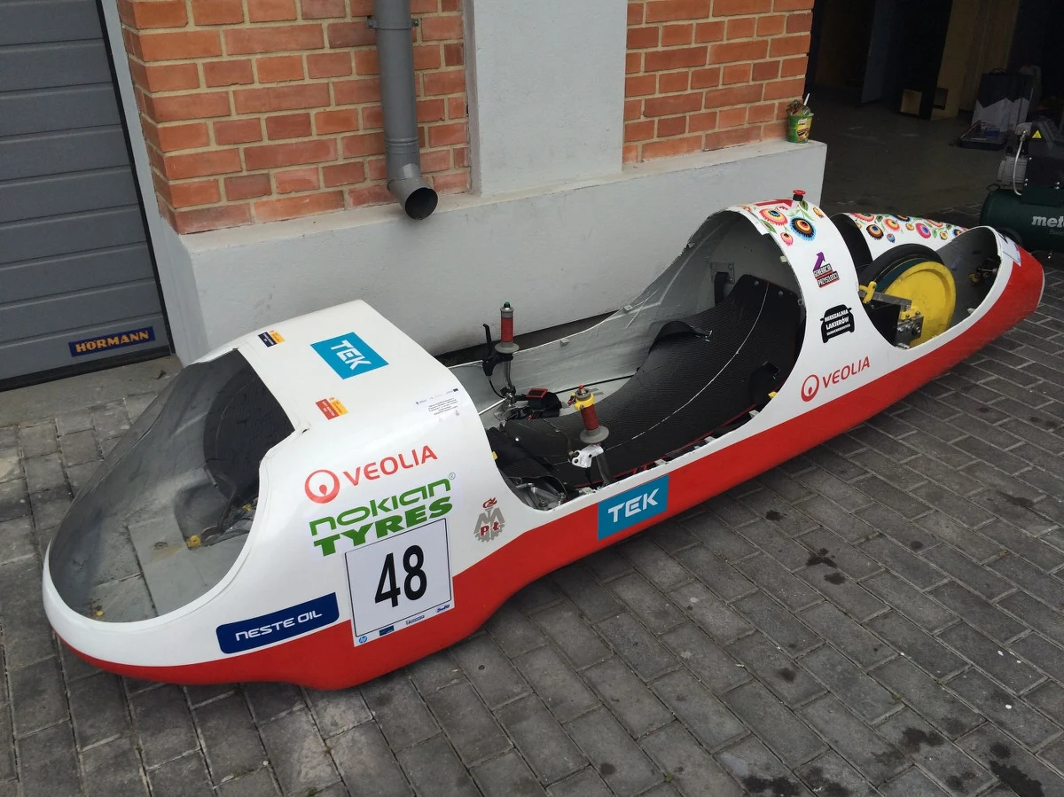 Studenci Politechniki Łódzkiej pobili rekord Polski w liczbie przejechanych kilometrów na jednym litrze paliwa! Ich pojazd: Eco Arrow 2.1 pokonał ponad 830 km na jednym litrze. Poprzedni rekord kraju wynosił 659 km i należał do studentów Politechniki Warszawskiej. 