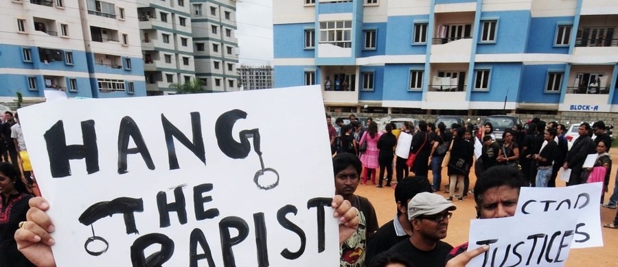 Sąd w indyjskim Dżajpurze skazał trzech mężczyzn na karę 20 lat pozbawienia wolności za zgwałcenie w lutym 20-letniej studentki z Japonii. Kolejne trzy osoby skazano na dwa lata więzienia za ukrywanie gwałcicieli.